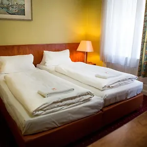 - Heefa Ohg Hotell Hamburg-Harburg
